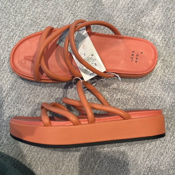 A New Day Platform Sandals - Picture 2 of 2